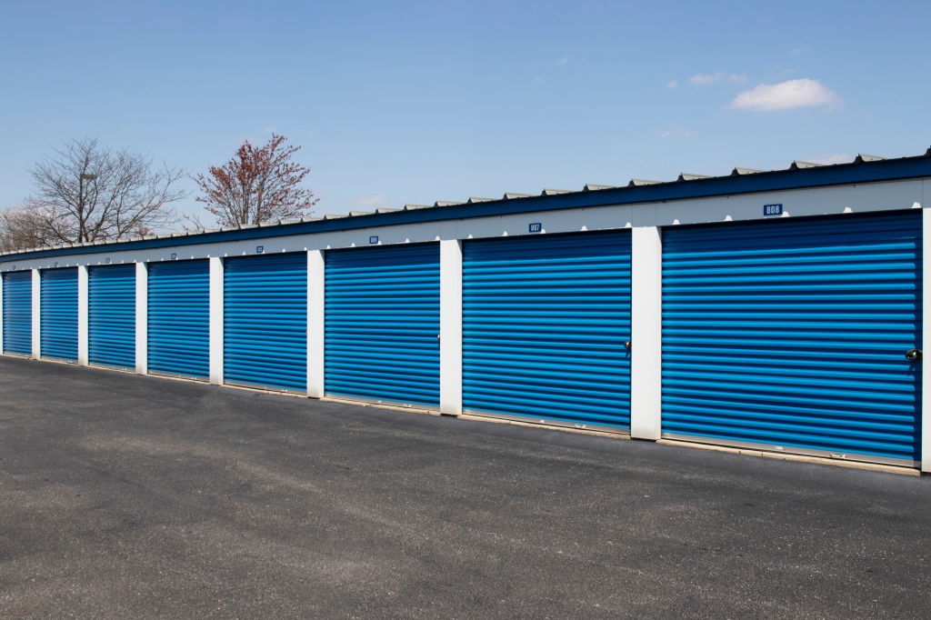 storage | units | roll up doors | wide drive aisles